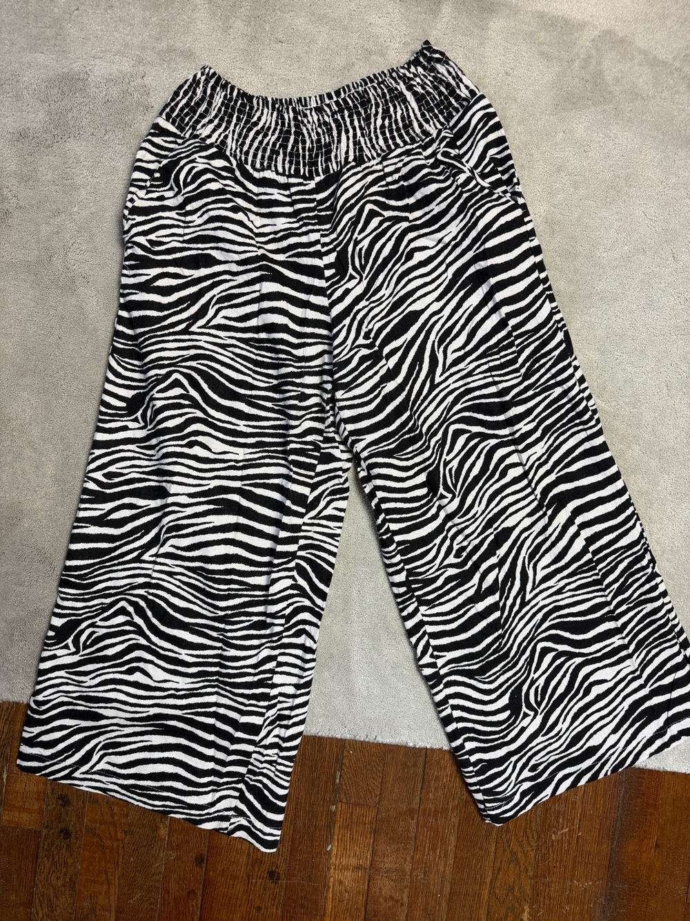 TAHARI SMOCKED THICK WAISTBAND PULL ON LINEN WIDE LEG CAPRI PANTS ZEBRA PATTERN